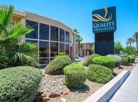 Quality Inn & Suites Phoenix NW - Sun City, hotel med pool i Youngtown