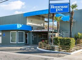 Rodeway Inn Downtown Hanford、ハンフォードの駐車場付きホテル