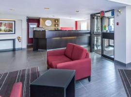 Comfort Inn East – hotel w pobliżu miejsca Carmichael Arena w mieście Sudbury