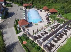 SEDRA Holiday Resort-Adults Only-Bed & Breakfast、グラボヴァツのコテージ