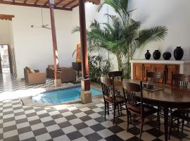 Lovely new-build colonial house with plunge pool, hotel in Granada