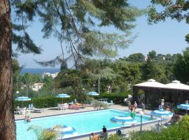 Happy Camp mobile homes in Camping Villaggio Internazionale, hotel em San Menaio