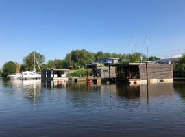 Hausboot Resort Nordseeküste、ヴィルヘルムスハーフェンの船上ホテル