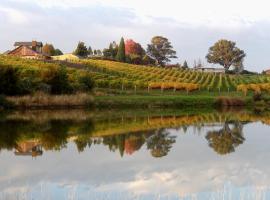 Pine Hill Lodge In Vineyard, bed and breakfast en Mapua