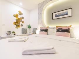 CheQinn Hostel - Sukhumvit 4 Nana Plaza, ξενοδοχείο στη Μπανγκόκ