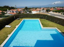 Relaxing Villa w/pool up to 6 people Cascais, хотел в Кашкайш