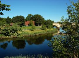 River Edge Lodges, hotel with parking in Bridge of Earn