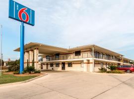 Motel 6-San Antonio, TX - South WW White Rd, hotel near Freeman Coliseum, San Antonio