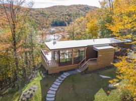 Modern Chalet with Mountain and Lake view by Reserver.ca, hotel di Sainte-Adele