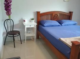 Mae Pon Hostel, hotel en Khao Lak