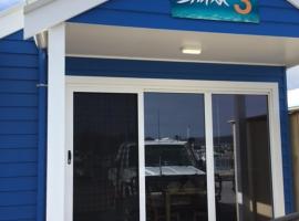 Port Lincoln Shark Apartment 3: Port Lincoln, Port Lincoln Marina yakınında bir otel