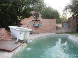 Roy's Rest Camp, готель у місті Grootfontein