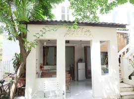 Moon house tropical garden - East side, pensionat i Nha Trang