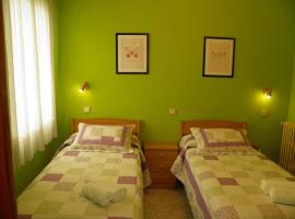 Hostal Angelines: Madrid, Calle Princesa yakınında bir otel