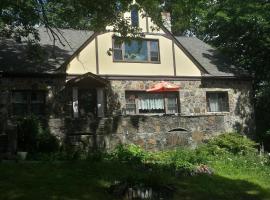 Maurrocks - A Pocono Mountains B&B, hotel in Mount Pocono