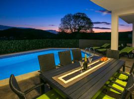 Villa Croatia Sea View with heated pool, хотел в Винище