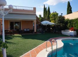 Chalet Familiar con Piscina Privada, hótel í Molina de Segura