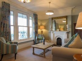 14 Market Cross Place - Beachfront location with lovely sea views - Aldeburgh Coastal Cottages, hotel di Aldeburgh