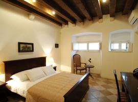 SUNce Palace Apartments with free offsite parking, apartment in Dubrovnik