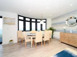 Luxury 3 Bed Apartment- Large Balcony with Seaviews
