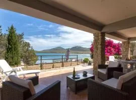 Villa Flavia direttamente sul mare con terrazza incantevole per 6 persone