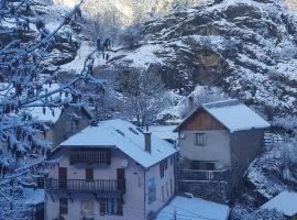 Hostelis Gîte Auberge Les Terres Blanches de Méolans pilsētā Méolans