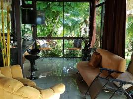 Villa Guarias, hotell i Puntarenas