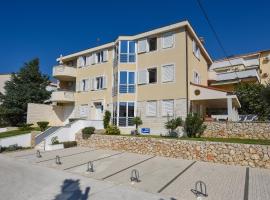 Apartments Luaniva 50m from the see, hotell i Novalja