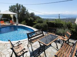 Villa Heavens Knights with private pool, hotel with parking in Magoúla