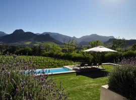 Blueberry Hill Cottages, hotel di Franschhoek