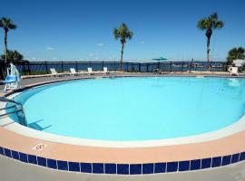 Quality Inn & Suites on the Bay near Pensacola Beach, hótel í Gulf Breeze