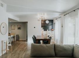 ❤Cozy, Hip Casita | Centrally Located | Near Airport + Downtown |❤, feriehus i San Antonio