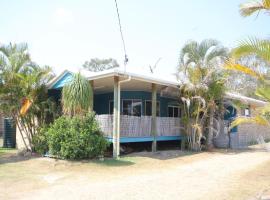 CASTAWAY BEACH HOUSE- NO Parties - NO Pets, Hotel in Agnes Water