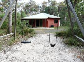 Wrenwood Chalets, cottage in Augusta