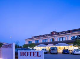Hotel Ristorante Continental, hotel s parkiralištem u gradu 'Osio Sotto'