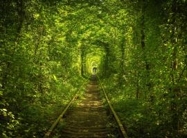 Hotel Tunnel of Love, Hotel in Klevanʼ