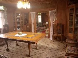 Maharaja palace houseboat