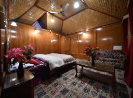 Independent Goonapalace Group of Houseboats, boat in Srinagar