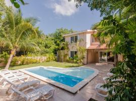 Villas Picalu Studios & Suites, hotel with pools in Puerto Aventuras