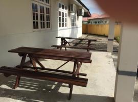 The Garden Vacation Home, hotel in Lumut