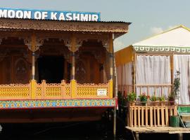Houseboat Moon of Kashmir, rantatalo kohteessa Srinagar