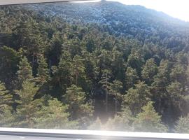 Estudio romántico en Puerto De Navacerrada, hotel perto de Elevador de Esqui de Telégrafo, Cercedilla