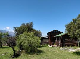 Cabaña de Troncos en la montaña, fjallaskáli í Mina Clavero