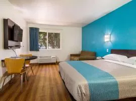 Motel 6 Portland Mall - 205