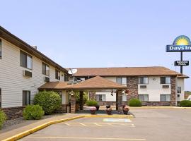 Days Inn & Suites by Wyndham Davenport East, hotel in Davenport