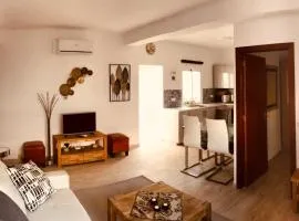 Town House with Patio in Quiet Residential Area 10 Min from Beach