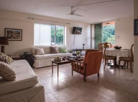 Sunset Two Bedroom Suite At Turtle Towers, apartment sa Ocho Rios