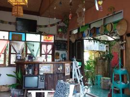 Your Home in Mae Rim: Ban Muang Pha şehrinde bir Oda ve Kahvaltı