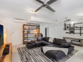 Luxury Pool Side Apartment in Beachfront Resort, apartment in Cairns