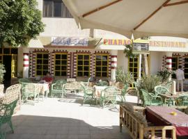 Pharaohs Hotel: El-Uksur, Deir el-Medina yakınında bir otel